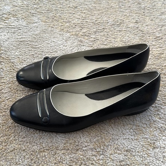 Tommy Hilfiger Flats - Picture 2 of 3